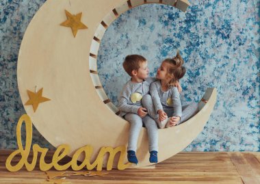 Çocuk yalan yumuşak ve sıcak pijama yıldız stüdyo ile ahşap bir ay. Uyku zaman kavramı