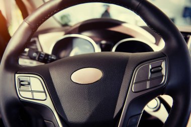 Modern araba ışıklı Pano ve direksiyon simidi.