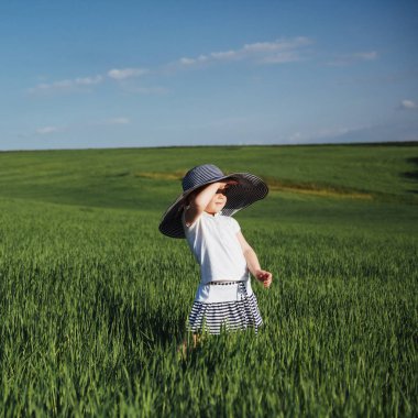 Büyük bir şapka çocuk. Karpatlar Ukrayna Europe