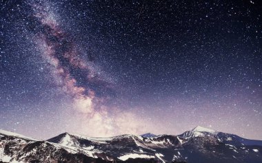 Bahar dağ manzarası. Fantastik yıldızlı gökyüzü. Karpatlar Ukrayna Europe