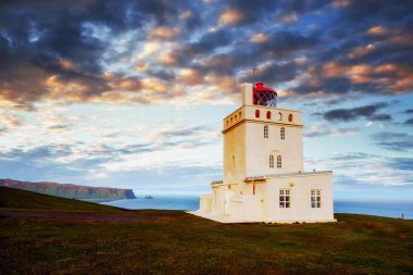 Güzel beyaz deniz feneri Cape Dyrholaey, South Iceland.