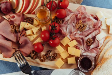 büyük bir grup, et, ekmek ve sebze.