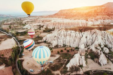 Renkli sıcak hava balonları Cappadocia, Anadolu, Türkiye, kırmızı Vadisi üzerinde uçan. Göreme Milli Parkı içinde volkanik dağlar.