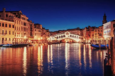 Şehir manzarası. Rialto Köprüsü Venedik, İtalya, gece. Yıl boyunca kentin güzelliği gelen birçok turist. Europe
