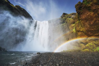 Büyük Şelale içinde Skogafoss İzlanda güneyinde Skogar kasaba yakınlarında. Renkli gökkuşağı renkli.