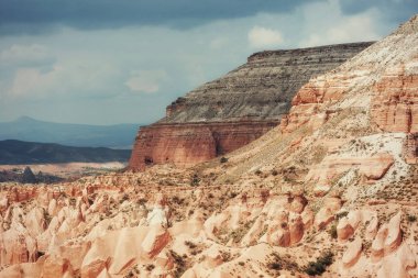 Güzellik Kapadokya jeolojik oluşumlar. Göreme Milli Parkı'nda volkanik dağlar arasında yer alan Cappadocia vadi, dağ geçidi, hills,.