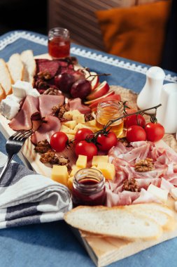 büyük bir grup, et, ekmek ve sebze.