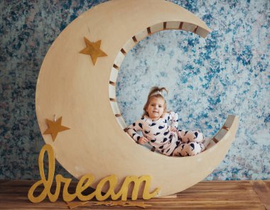 Çocuk yalan yumuşak ve sıcak pijama ahşap bir ay yıldız stüdyo