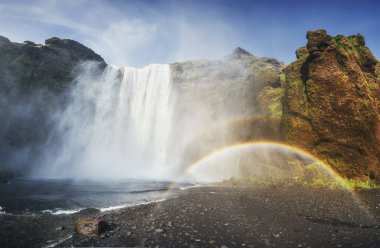 Büyük Şelale içinde Skogafoss İzlanda güneyinde Skogar kasaba yakınlarında. Renkli gökkuşağı renkli.