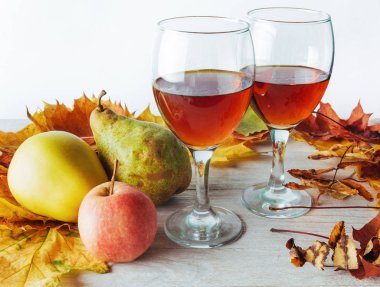 Sonbahar natürmort. Altın yaprağı ve elma ve armutlar. Bardak konyak.