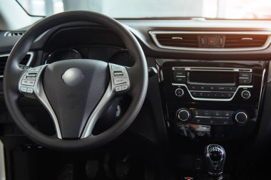 Modern araba iç kontrol paneli ve direksiyon simidi.