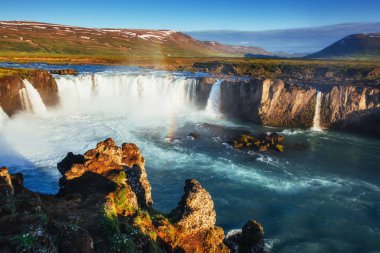 Gün batımında Godafoss şelale. Fantastik gökkuşağı. İzlanda Europe