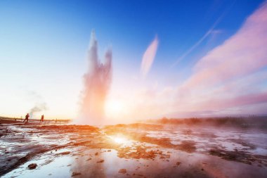 İzlanda'daki fantastik günbatımı Strokkur şofben erüpsiyon. Harika renkler