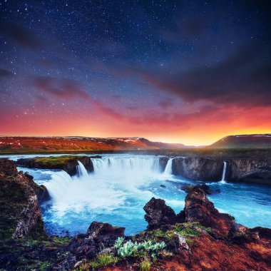 Hodafoss çok güzel İzlanda şelale. Kuzey Lake Myvatn ve çevre yolunun yakınında yer almaktadır. Fantastik yıldızlı gökyüzü ve Samanyolu.