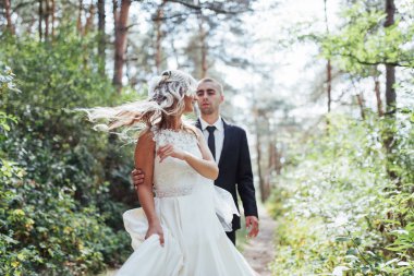 mutlu gelin ve Damat Düğün günü üzerinde bir park.