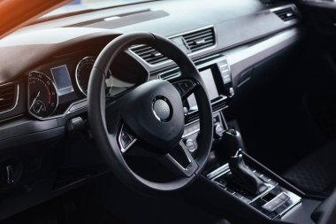 Modern araba iç kontrol paneli ve direksiyon simidi.