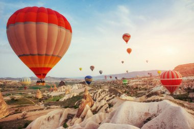 Renkli sıcak hava balonları Cappadocia, Anadolu, Türkiye, kırmızı Vadisi üzerinde uçan. Göreme Milli Parkı içinde volkanik dağlar.