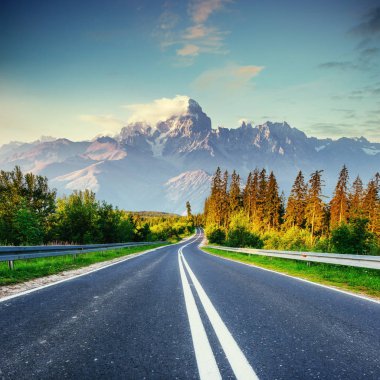 Yol asfalt dağlarda harika manzarası