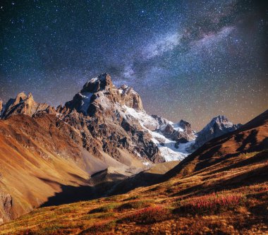 Fantastik yıldızlı gökyüzü. Sonbahar manzara ve karla kaplı tepeler. Ana Kafkas Ridge. Mountain View Dağı dır Meyer, Gürcistan'dan. Europe.