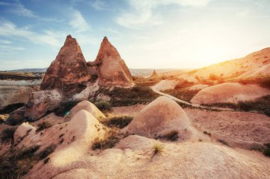 Fantastik gündoğumu kırmızı Vadisi Kapadokya, Anadolu, Türkiye üzerinden. Volkanik dağlar Göreme Milli Parkı'nda.
