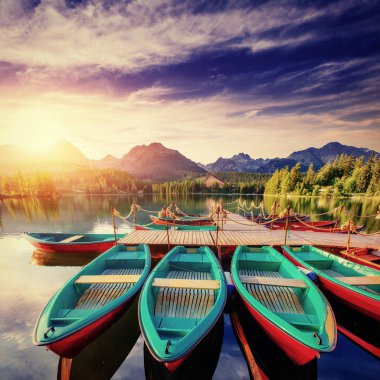 Tekne rıhtımda Dağları çevrili. Fantastik Shtrbske Pleso yüksek Tatras. Slovakya, Europe. 