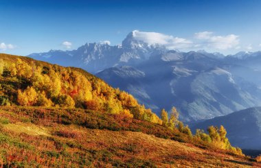 Kalın sis Dağı geçidinde Goulet. Sonbahar manzara. Georgia, Svaneti. Avrupa. Kafkas Dağları