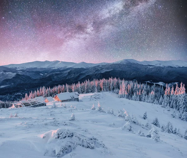 Kabin Hegyekben Télen Titokzatos Ködben Felkészülés Nyaralás Fantasztikus Csillagos Tejút — Stock Fotó