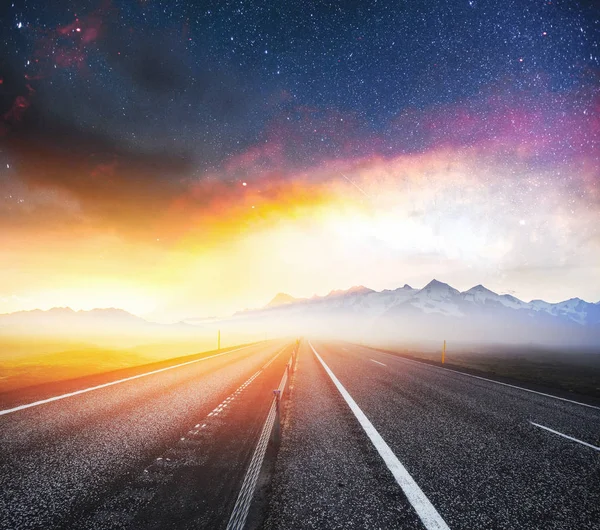 Cielo Estrellado Sobre Las Montañas Camino Asfalto Con Marcas Blancas — Foto de Stock