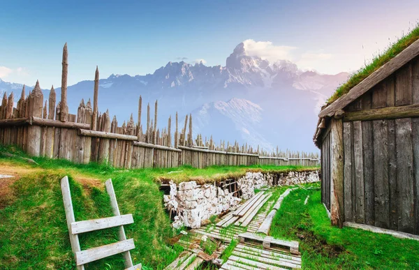Tradiční Vesnice Vikingů Dřevěné Domy Blízkosti Hory První Osady Islandu — Stock fotografie