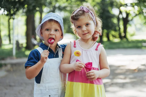 Gelukkige Kinderen Smaak Snoep Een Stick — Stockfoto