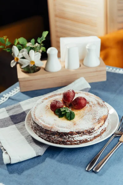 stock image Fresh Creamy traditional cheesecake with grapes and sprinkled with powdered sugar.