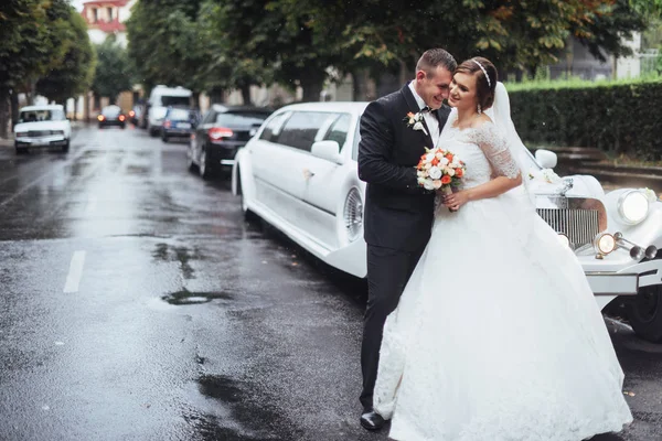 Jovem Casal Feliz Perto Carro Estrada Após Chuva — Fotografia de Stock