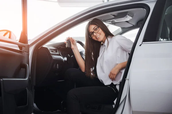 Jovem Mulher Feliz Perto Carro Com Chaves Mão Conceito Compra — Fotografia de Stock