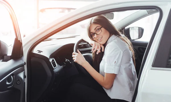 Atractiva Joven Mujer Caucásica Mirando Cámara Desde Asiento Delantero Del — Foto de Stock