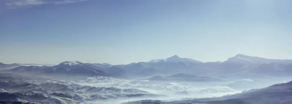 Montañas Nevadas Picos Con Niebla Día Soleado Cárpatos Ucrania Europa — Foto de Stock