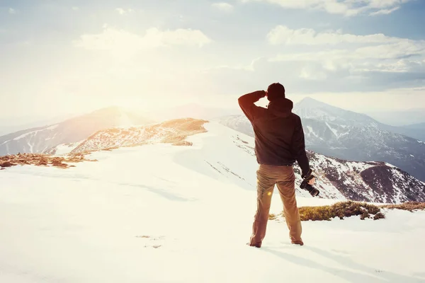 Touriste Regarde Paysage Photographe Sommet Montagne Paysage Printanier Carpates Ukraine — Photo