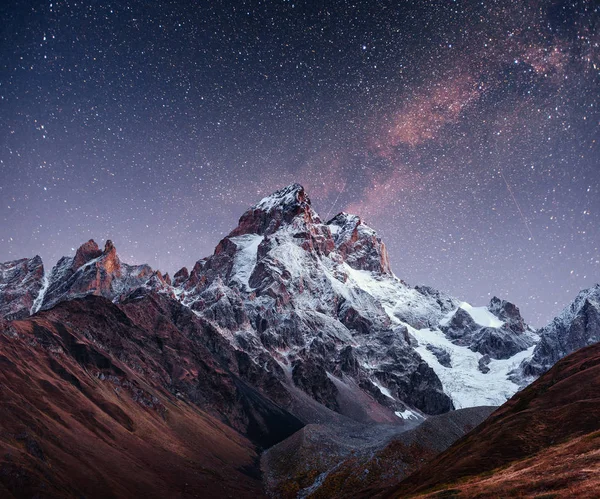 梦幻般的星空 秋天的风景和白雪皑皑的山峰 主要的高加索脊 山视图从山 Ushba 佐治亚 — 图库照片