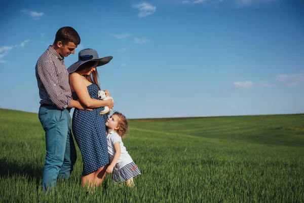 Familia Feliz Tres Personas Abrazándose Las Calles Madre Esperando Niño —  Fotos de Stock