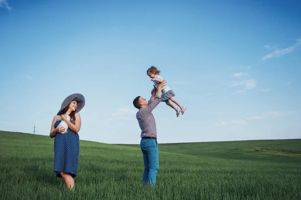 Gelukkige Familie Van Drie Personen Knuffelen Straten Moeder Kind Wachten — Stockfoto