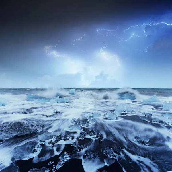 Ijsbergen Drijvend Het Gletsjermeer Jokulsarlon Zwarte Vulkanische Strand Zuid Ijsland — Stockfoto