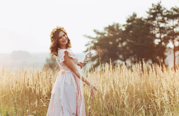 Belle Fille Heureuse Dans Une Couronne Sur Tête Dans Herbe — Photo