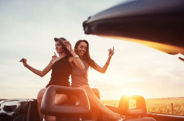 Young Two Women Photo Shoot Girls Gladly Posing Next Black — Stock Photo, Image