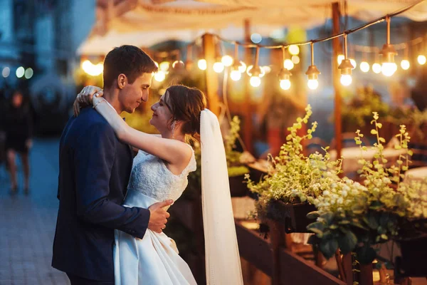Bröllopsparet Natten Lightin Cafe Tillsammans Med Dekoration Ljus — Stockfoto