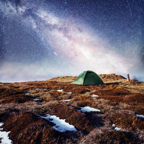 Céu Estrelado Acima Tenda Nas Montanhas Evento Mágico Dia Gelado — Fotografia de Stock