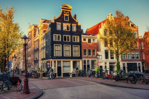 Όμορφη Ήσυχη Σκηνή Της Πόλης Του Άμστερνταμ Ποδήλατα Κατά Μήκος — Φωτογραφία Αρχείου