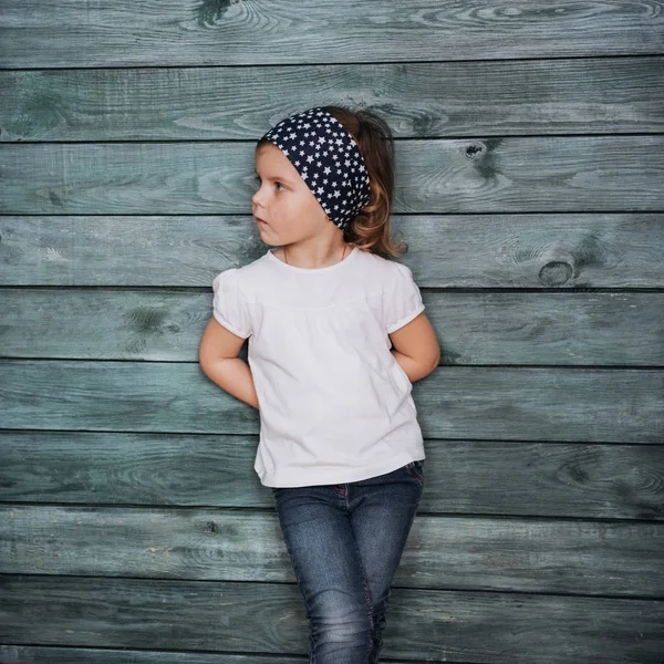 Stylish Teenage Girl Leaning Wall Looking Camera — Stock Photo, Image