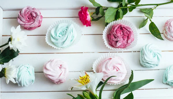 Rosa Marshmallows Och Vackra Blommor Vit Bakgrund Trä — Stockfoto