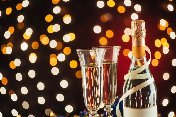 Weihnachts Und Neujahrsfeier Mit Champagner Paar Flöten Und Eine Flasche — Stockfoto