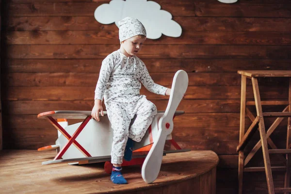 Szczęśliwe Dziecko Grając Drewniany Samolot Przeciwko Dzieciństwa Fantazji Wyobraźni Wakacje — Zdjęcie stockowe