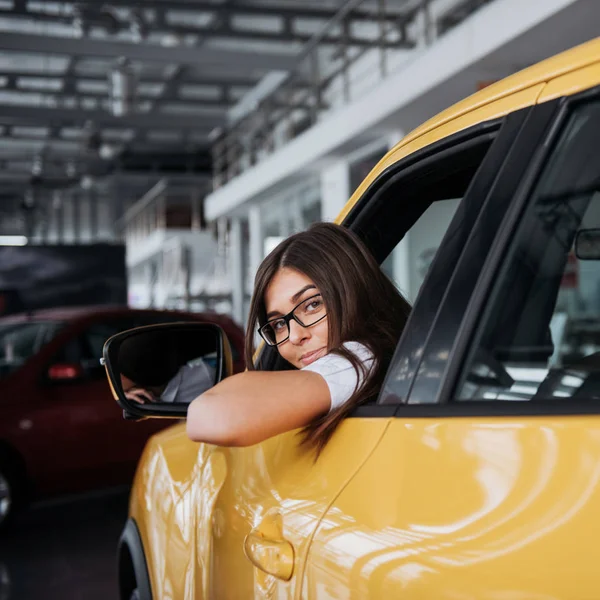 Mujer Joven Nuevo Coche Sonriendo — Foto de Stock